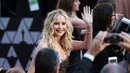 Aktris Jennifer Lawrence menyapa para fans saat tiba menghadiri Academy Awards ke 90 di Hollywood, California, AS (4/3). Jennifer Lawrence tampil cantik dan seksi dengan gaun blink-blink. (AFP Photo/Kyle Grillot)