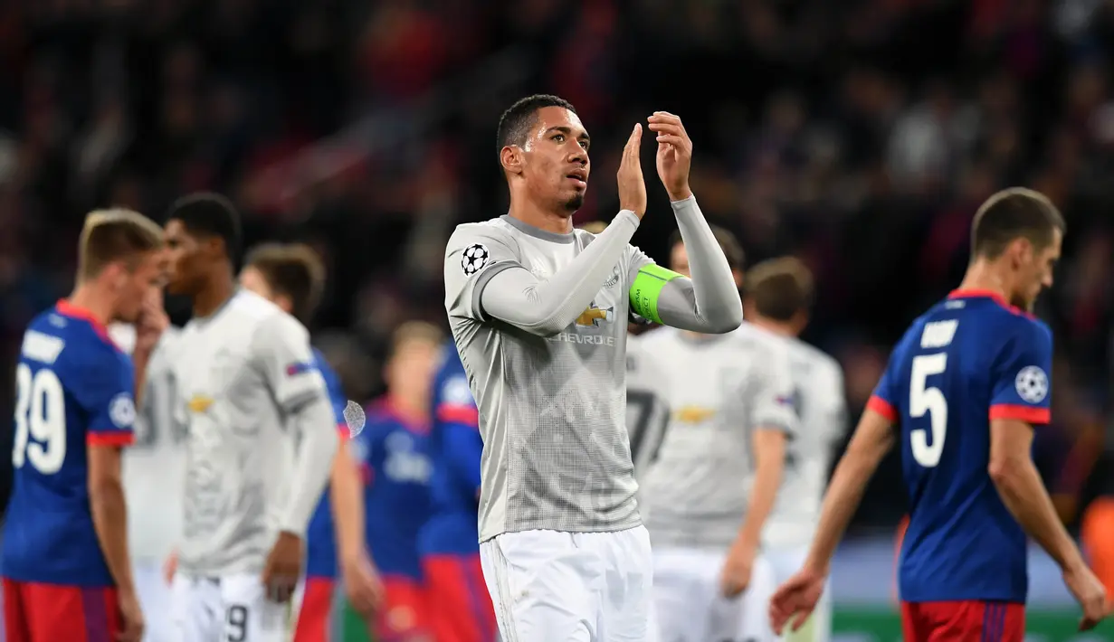 Bek Manchester United, Chris Smailing, menyapa suporter usai mengalahkan CSKA Moscow pada laga Liga Champions di Stadion VEB Arena, Moskow, Rabu (27/9/2017). CSKA kalah 1-4 dari MU. (AFP/Kirill Kudryavtsev)