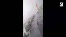 Ketika mendarat ditengah guyuran hujan lebat, pesawat Lion Air - JT-714 tergelincir. Berikut kesaksian salah seorang penumpang.