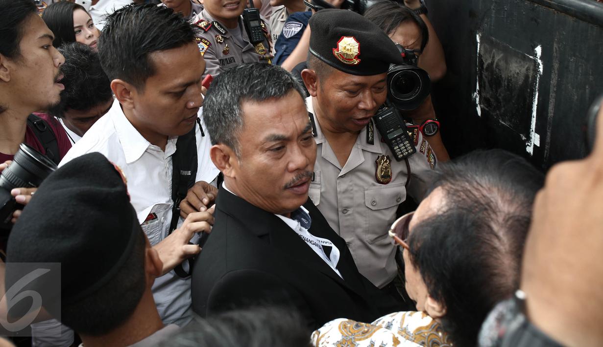 Ketua DPRD DKI Prasetio Edi Marsudi berdesakan untuk memasuki PN Jakarta Utara, Selasa (13/12). Ratusan orang berebut masuk ke ruang sidang perdana Basuki Tjahaja Purnama (Ahok) yang berkapasitas maksimal 80 orang. (Liputan6.com/Faizal Fanani)