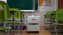 Sebuah robot disinfeksi bekerja di ruang kelas di sebuah sekolah menengah pertama di Shanghai, China timur (21/4/2020). Di Shanghai, kelas untuk siswa tingkat akhir di sekolah menengah pertama dan atas akan dibuka kembali pada 27 April. (Xinhua/Liu Ying)