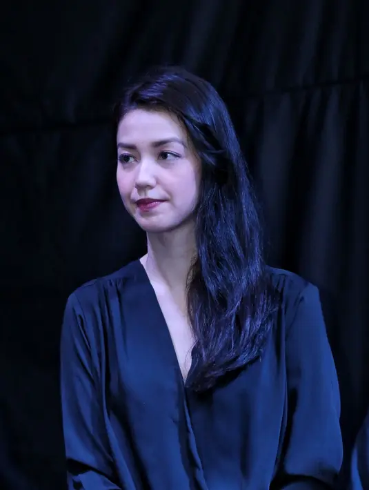 "Kemarin aku sempet gemuk. Nah, mbak Yanti disini kan badannya kurus, jadi adalah penyesuaian. Jadi berat badan yang diturunin, jadi harus olahraga," terang Velove Vexia saat ditemui di Ampera, Jakarta Selatan, Rabu (1/2). (Galih W. Satria/Bintang.com)