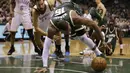 Pemain Milwaukee Bucks, Greg Monroe #15 terjatuh saat berebut bola dengan pemain Oklahoma City Thunder, Enes Kanter pada laga NBA di Bradley Center, (2/1/2017). Bucks menang 98-94. (AP/Jeffrey Phelps)