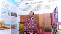 Presiden Jokowi membeli sebuah jaket bomber dengan motif tenun Dayak Sintang yang didominasi warna merah. (Setpres)