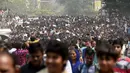 Ribuan fans berkumpul di luar rumah aktris Bollywood mendiang Sridevi Kapoor jelang pemakamannya, Mumbai, India, Rabu (28/2). Ribuan penggemar bersedih dan mengucapkan selamat tinggal pada legenda Bollywood Sridevi Kapoor. (PUNIT PARANJPE/AFP)
