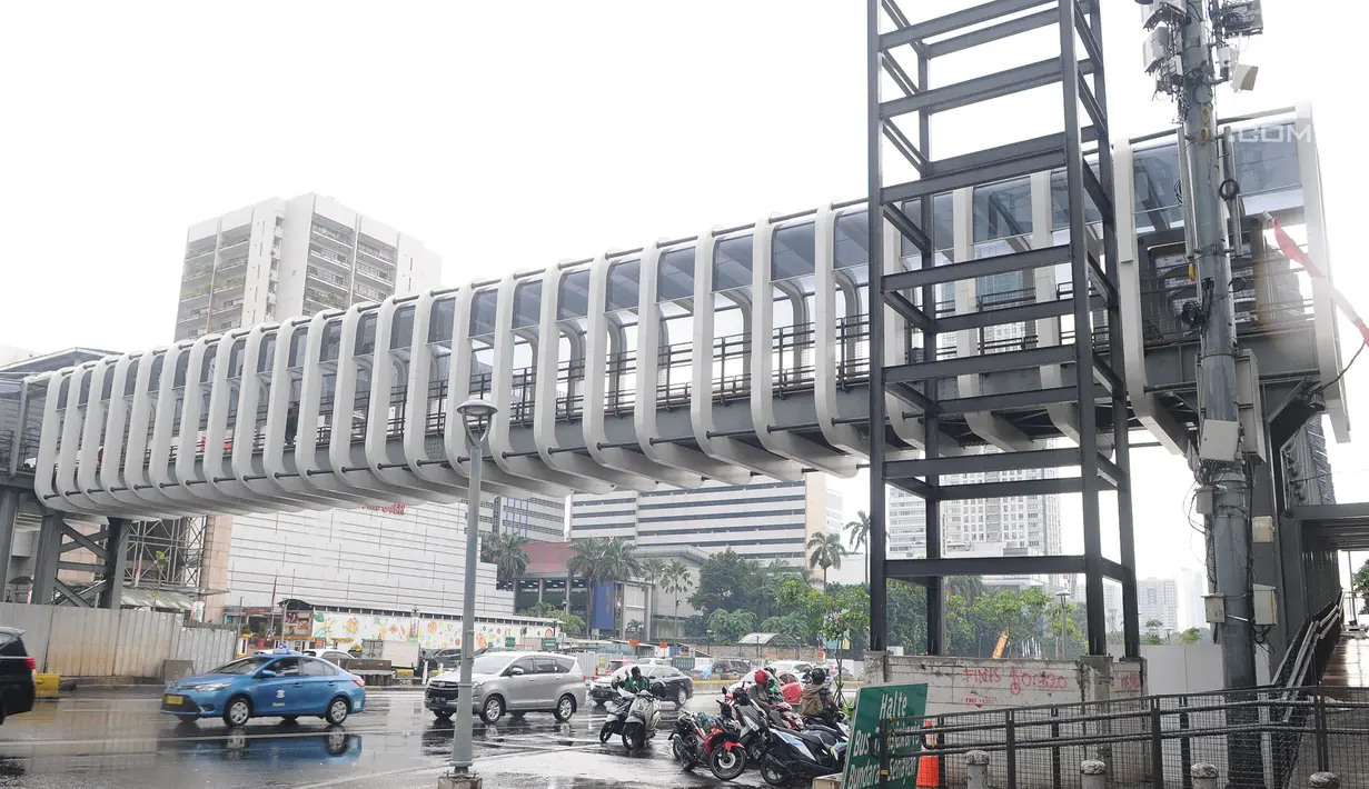 Kendaraan melintas jembatan penyeberangan orang (JPO) Bundaran Senayan di kawasan Jenderal Sudirman, Jakarta, Sabtu (5/1). Revitalisasi tiga di kawasan Sudirman ditargetkan selesai pada pertengahan Januari 2019. (Liputan6.com/Herman Zakharia)