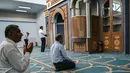 Umat muslim beribadah di bangunan masjid resmi pertama di Kota Athena, Yunani pada Jumat (7/6/2019). Athena menjadi ibu kota negara Eropa terakhir yang belum memiliki bangunan masjid resmi. (Aris MESSINIS / AFP)