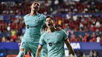 Robert Lewandowski rayakan golnya usai sukses eksekusi penalti ke gawang Osasuna di jornada empat Liga Spanyol di stadion Pambplona. Barcelona menang 2-1 di laga ini (AFP)