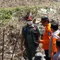 Wabup Garut Helmi Budiman, saat menemani Kepala Badan Nasional Penanggulangan Bencana (BNPB) dalam pengecekan daerah terdampak banjir di blok Dayeuhandp, Kecamatn Garut Kota, Garut. Selasa (19/7/2022). (Liputan6.com/Jayadi Supriadin)