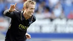 Portsmouth's English forward Peter Crouch celebrates scoring against Everton during their English Premier League football match at Goodison Park in Liverpool, north west England on August 30, 2008. AFP PHOTO/PAUL ELLIS