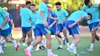 Pelatih Brasil, Dorival Junior (tengah) mengawasi para pemainnya dalam sesi latihan sehari sebelum pertandingan perempat final Copa America 2024 melawan Uruguay di Las Vegas, Nevada, pada 5 Juli 2024. (Frederic J. BROWN/AFP)
