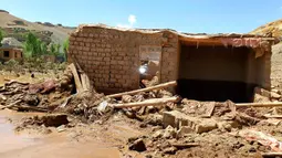 Menurut seorang pejabat Taliban, banjir bandang akibat hujan deras di Provinsi Ghor, Afghanistan, menewaskan puluhan orang dan lainnya masih hilang. (AP Photo/Omid Haqjoo)