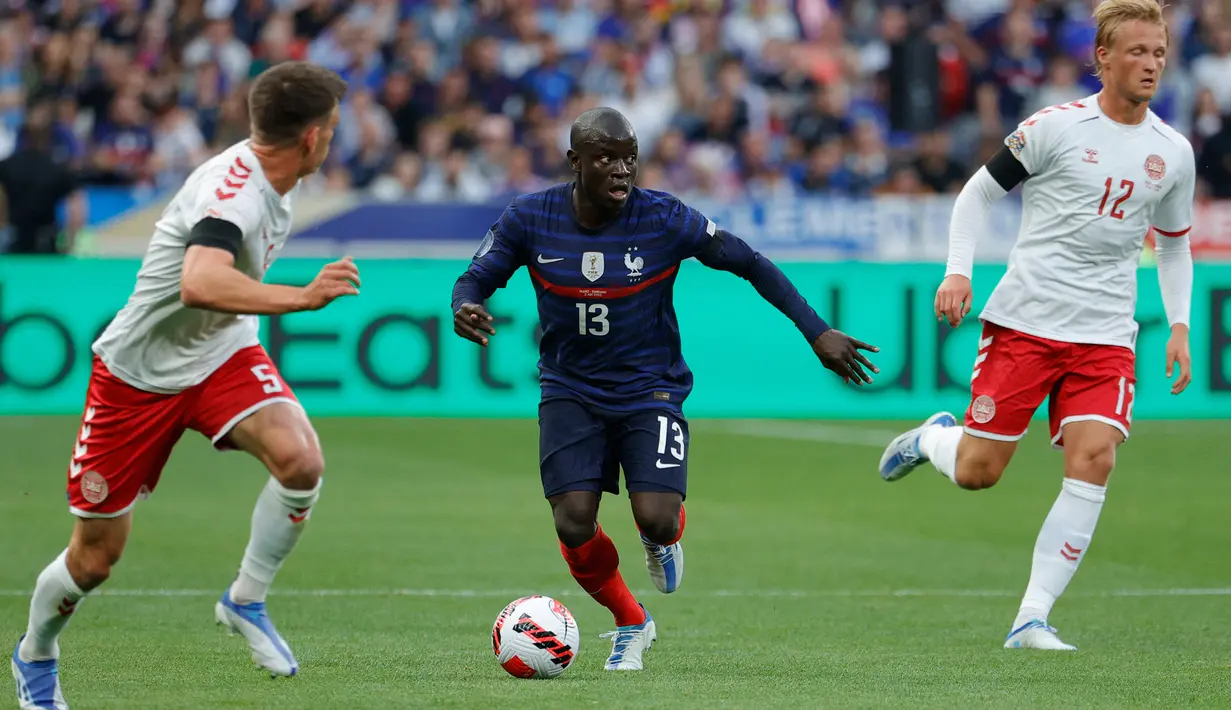 N'Golo Kante. Upaya Timnas Prancis untuk mempertahankan gelar Piala Dunia di Qatar nanti semakin berat. Setelah lini tengah mereka kehilangan Paul Pogba, nama top lainnya juga mesti terpinggirkan akibat cedera. Bintang Chelsea, N'Golo kante mengalami cedera hamstring sejak Agustus 2022 lalu. Meski telah melakukan opersi, namun proses pemulihan pemain berusia 31 tahun tersebut memakan waktu 4 bulan dan tentunya ia baru benar-benar pulih usai Piala Dunia 2022 Qatar. (AFP/Geoffroy van der Hasselt)