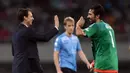 Pelatih Juventus, Massimiliano Allegri (kiri) merayakan gelar Piala Super Italia 2015 bersama Buffon di Stadion Shanghai, Tiongkok. Sabtu (8/8/2015). (AFP Photo/Johanne Eisele)