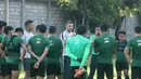 Pelatih Timnas Indonesia, Simon McMenemy memberi arahan kepada para pemainnya sebelum memulai latihan di Lapangan Gelora Trisakti, Bali, Minggu (13/10). Latihan ini merupakan persiapan jelang laga Kualifikasi Piala Dunia 2022 melawan Vietnam. (Bola.com/Aditya Wany)