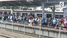 Perjalanan commuterline rute Parung Panjang-Tanah Abang terganggu akibat mati listrik, akibatnya terjadi penumpukan penumpangdi stasiun Tanah Abang