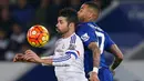 Penyerang Chelsea, Diego Costa (kiri) berusaha mengontrol bola dari kawalan bek Leicester, Danny Simpson pada lanjutan liga Inggris di King Power Stadium, Liecester (15/12). Leicester menang atas Chelsea dengan skor 2-1. (Reuters/Andrew Yates)