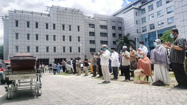Salat jenazah bagi warga yang meninggal dunia karena Covid-19 di RSUD Arifin Ahmad Pekanbaru.