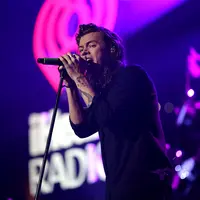 Harry Styles juga menyumbangkan sebagian uangnya untuk membeli wig untuk pasien kanker yang senantiasa melakukan kemoterapi. (AFP/Bintang.com)