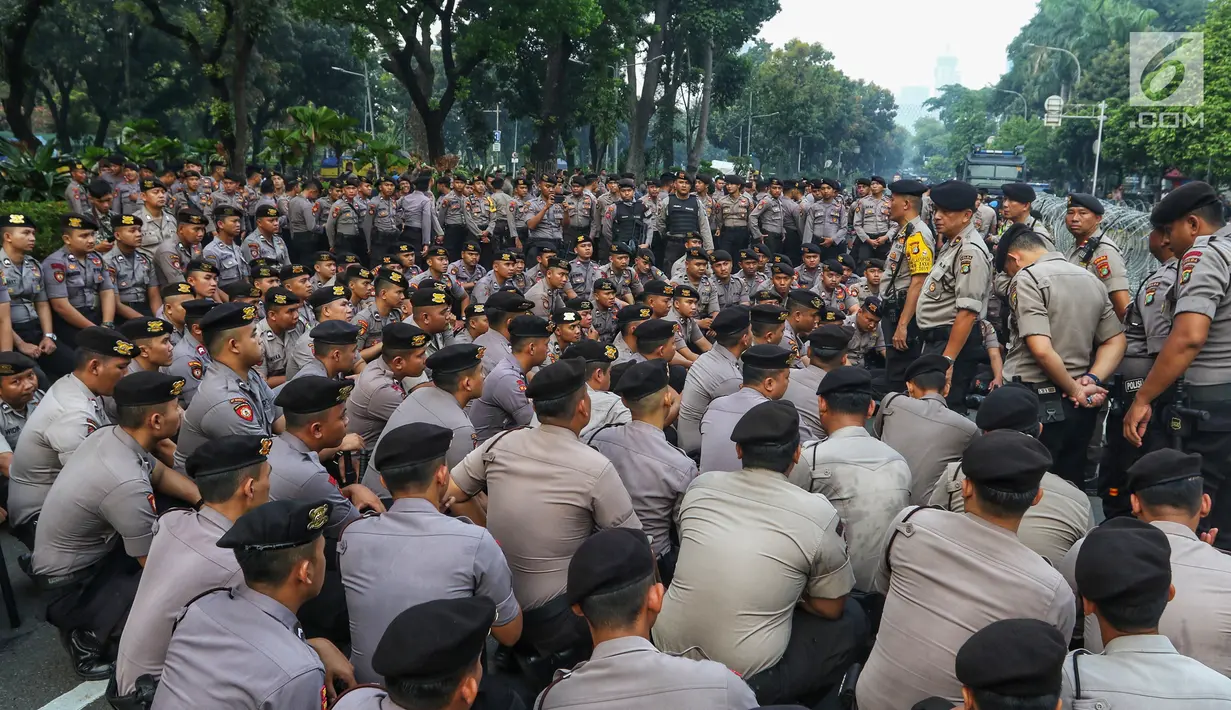 Polisi berjaga menjelang sidang perdana MK Pemilu 2019 di halaman depan Gedung Mahkamah Konstitusi, Jakarta, Jumat, (14/6/2019). Polri kembali menerapkan skema pengamanan empat lapis atau ring untuk mengawal jalannya sidang. (Liputan6.com/Johan Tallo)