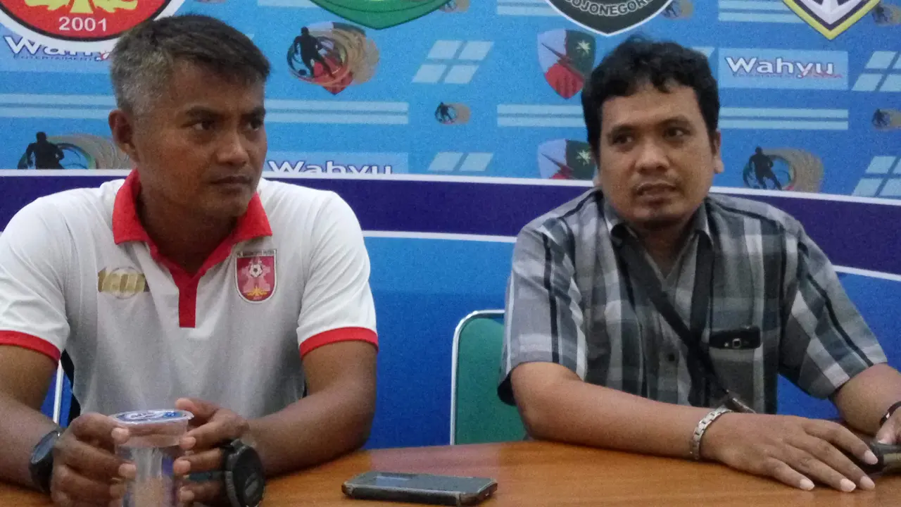 Pelatih Persibo Bambang Pramudji