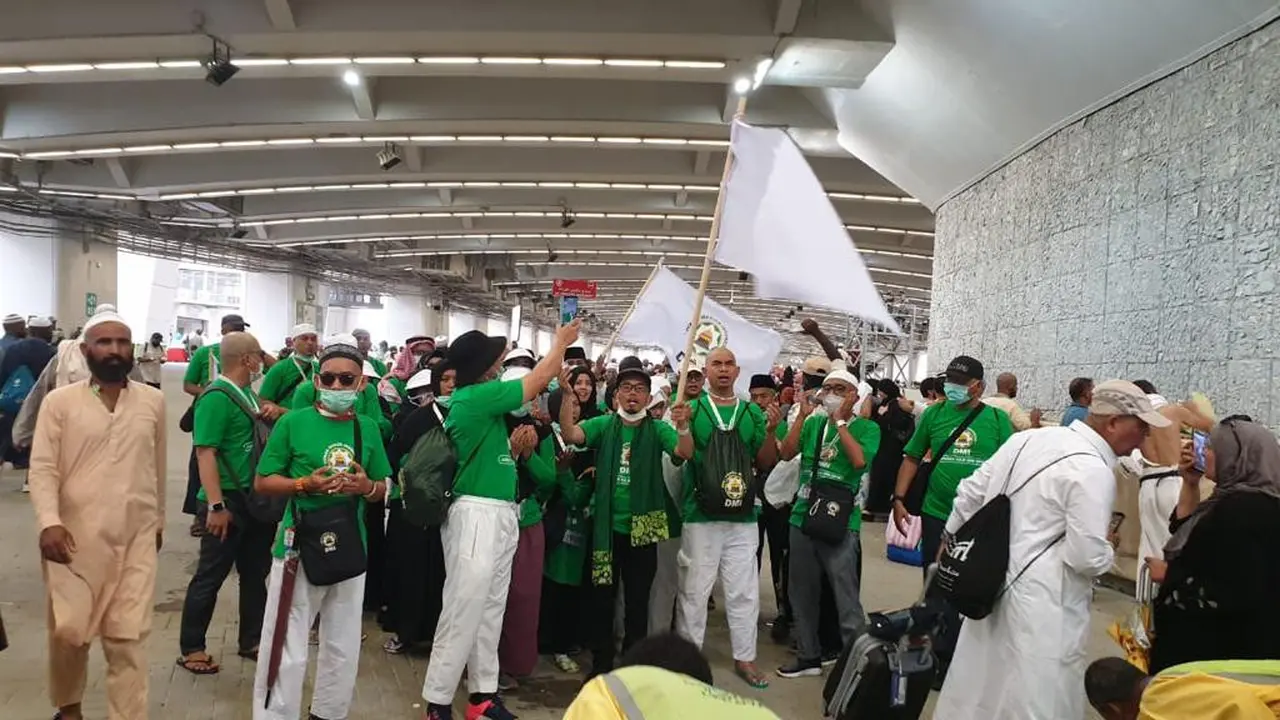 Jemaah haji dari Dewan Masjid Indonesia usai menyelesaikan lontar jumrah. Dok DMI