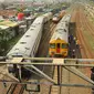 Kereta Api Senja Utama Solo anjlok di Stasiun Tanah Abang, Jakarta, Kamis (10/3). 3 gerbong kereta Senja Utama Solo yang tergelincir diantara Stasiun Karet dan Tanah Abang sudah diangkat dan berada di rel. (Liputan6.com/Gempur M Surya)