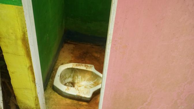 Salah satu kondisi WC pada MCK Komunal. (Liputan6.com/Huyogo Simbolon)