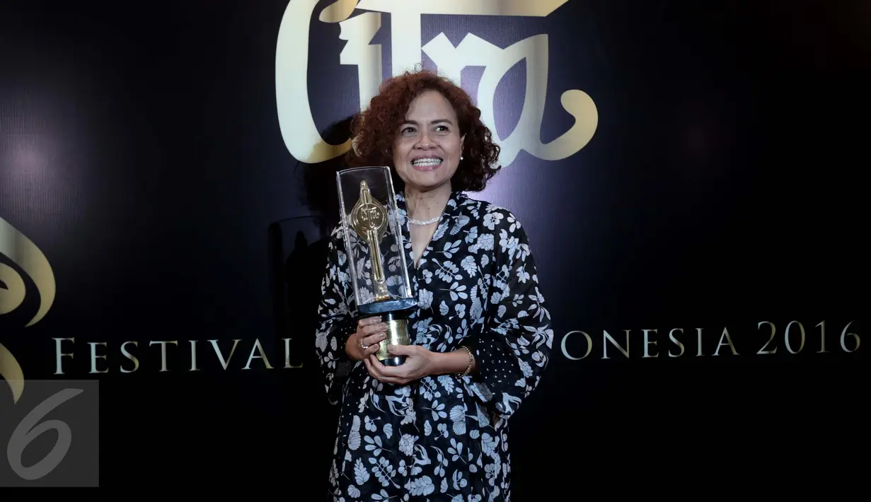 Produser Athirah, Mira Lesmana  memegang Piala Citra Film Terbaik pada Festival Film Indonesia (FFI) 2016 di Taman Ismail Marzuki, Jakarta, Minggu (6/11). Film Athirah menjadi film terbaik pada FFI 2016. (Liputan6.com/Gempur M Surya)