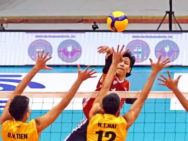 Pemain Timnas Voli Putra Indonesia, Farhan Halim (tengah), melakukan spike kearah pemain Timnas Voli Putra Vietnam dalam pertandingan putaran kedua SEA V League 2023 yang berlangsung di Santa Rosa Sports Complex, Filipina, Jumat (28/07/2023). (Dok. avcvolley)