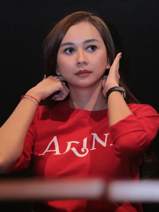 "Sebenarnya kalau dilihat, Morgan brondong saya ya (beda 4 tahun)," kata Aura Kasih usai peluncuran teaser dan poster film Arini: Masih Ada Kereta yang Akan Lewat .(Adrian Putra/Bintang.com)