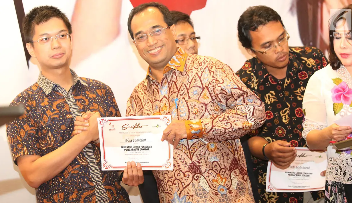 Menteri Perhubungan Budi Karya memberikan sertifikat pemenang lomba menulis bertajuk 'Pencapaian Jokowi' di Jakarta, Selasa (16/8). Acara tersebut digelar sebagai apresiasi terhadap segala pencapaian pemerintahan Jokowi. (Liputan6.com/Immanuel Antonius)