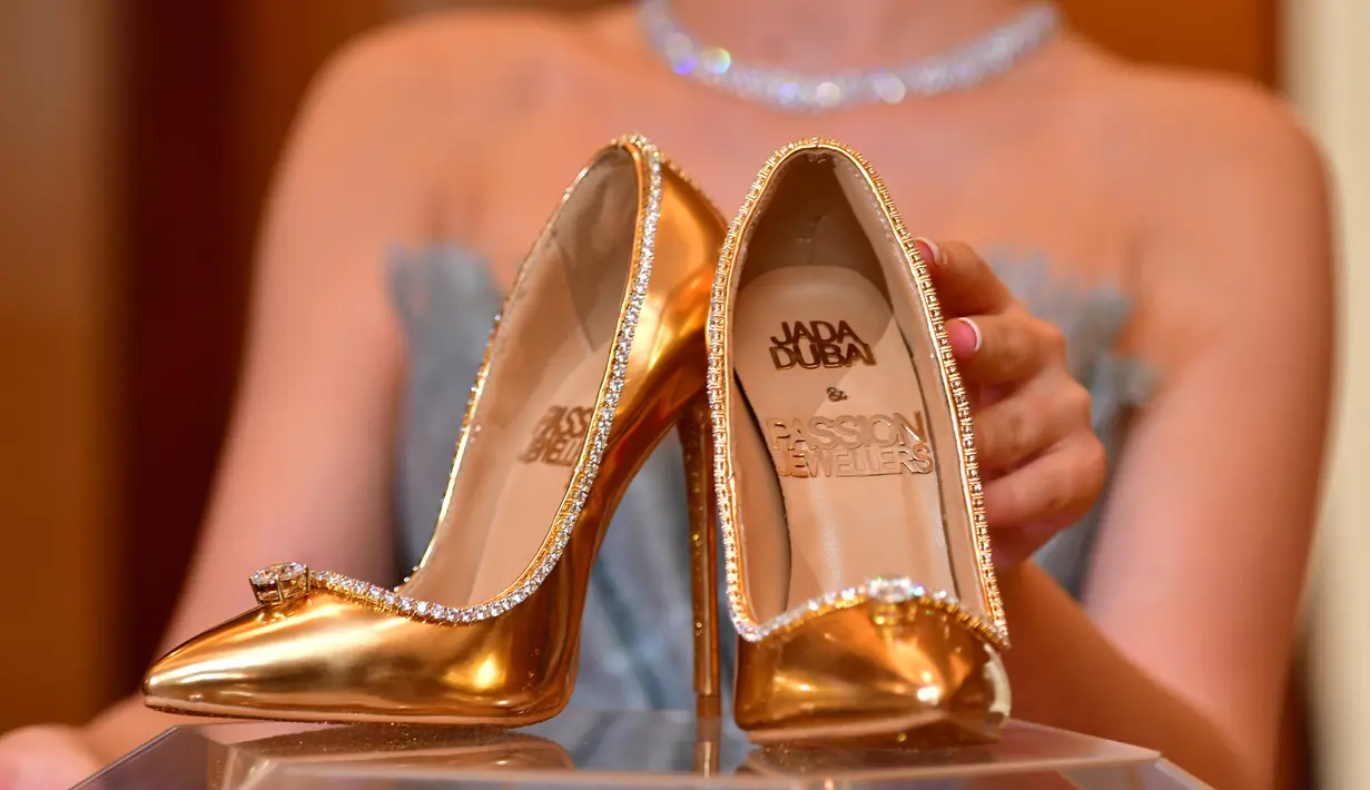 Sepasang sepatu high heels 'The Passion Diamond' dipamerkan di Burj Al Arab, Dubai, Uni Emirat Arab, Rabu (26/9). Sepatu tersebut dibanderol dengan harga 17 juta dolar Amerika, atau setara Rp 253,7 miliar. (AFP PHOTO / GIUSEPPE CACACE)