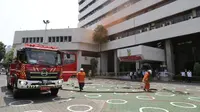 Kementerian Sosial dan Dinas Pemadam Kebakaran DKI Jakarta menggelar simulasi menghadapi kebakaran di halaman Gedung Kantor Pusat Kemensos, Jakarta pada Senin (21/09/2020).