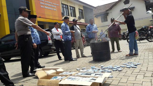 Pemerintah di Kawasan Pantura Bakar Puluhan Ribu E-KTP ...
