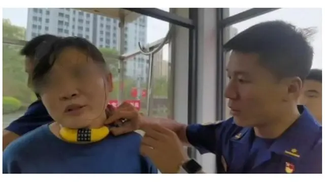 Duh, Anak Ini Iseng Pasang Rantai Sepeda ke Leher Sang Ibu dan Lupa Kodenya