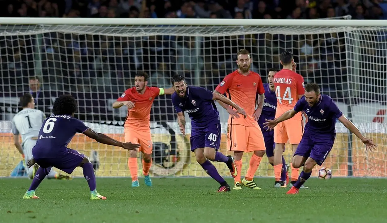 Ekspresi pemain Fiorentina, Milan Badelj (kanan), setelah mencetak gol melalui tendangan jarak jauh ke gawang AS Roma pada lanjutan Serie A di Artemio Franchi, Firenze, Senin (19/9/2016) dini hari WIB. (AFP/Andreas Solaro)