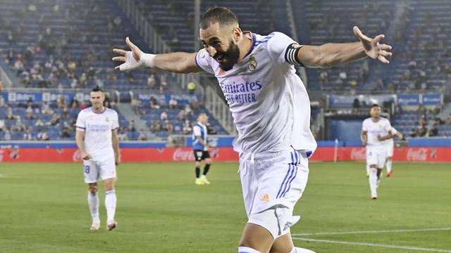 Foto: Karim Benzema Gemilang, Real Madrid Pesta Gol ke Gawang Deportivo Alaves