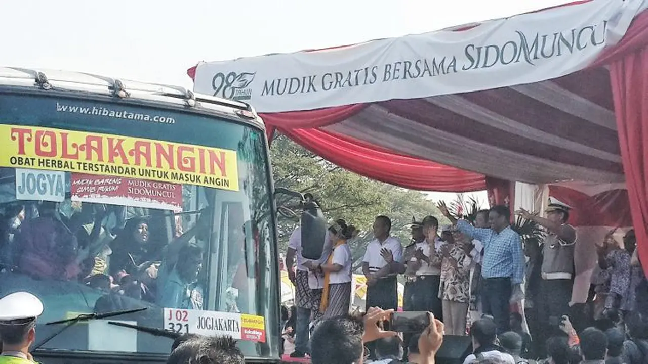 Mudik gratis bersama Sido Muncul yang diberangkatkan dari Taman Mini Indonesia Indah, Sabtu (17/6/2017). (Pebrianto/Liputan6.com)