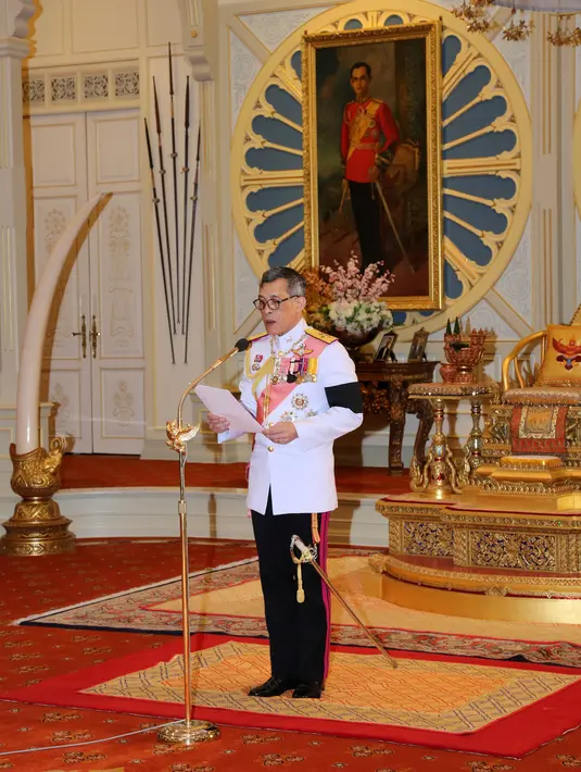 Putra Mahkota Maha Vajiralongkorn memberikan pidato saat acara suksesi raja baru Thailand, Kamis (1/12). Sang putra mahkota kini layak disebut Raja Vajiralongkorn, raja ke-10 dari dinasti Chakri. (REUTERS)