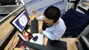 Petugas medis Rumah Sakit Umum Universitas Kedokteran Tianjin melakukan pemeriksaan daring via ponsel di Tianjin, 3 Maret 2020. RS itu meluncurkan pemeriksaan dan pemberian resep secara daring serta pengiriman obat, untuk membantu mencegah kemungkinan infeksi silang virus corona. (Xinhua/Li Ran)