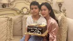 Baru-baru ini, Harmeel Pradhi Singh anak bungsu Bunga Zainal merayakan ulang tahunnya yang ke-10 tahun. Melalui akun media sosial pribadi, pemain film Wedding Proposal ini mengunggah momen bahagia saat merayakan ultah sang putra.(Liputan6.com/IG/@bungazainal05)