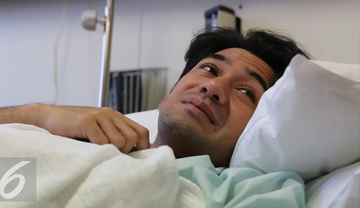 Reza Rahadian terbaring di RS Medistra, Jakarta, Kamis (31/03/2016). Karena Reza sakit, menurut Manoj penyelesaian film akan terlambat dari yang dijadwalkan tayang Lebaran tahun ini. (Liputan6.com/Herman Zakharia)