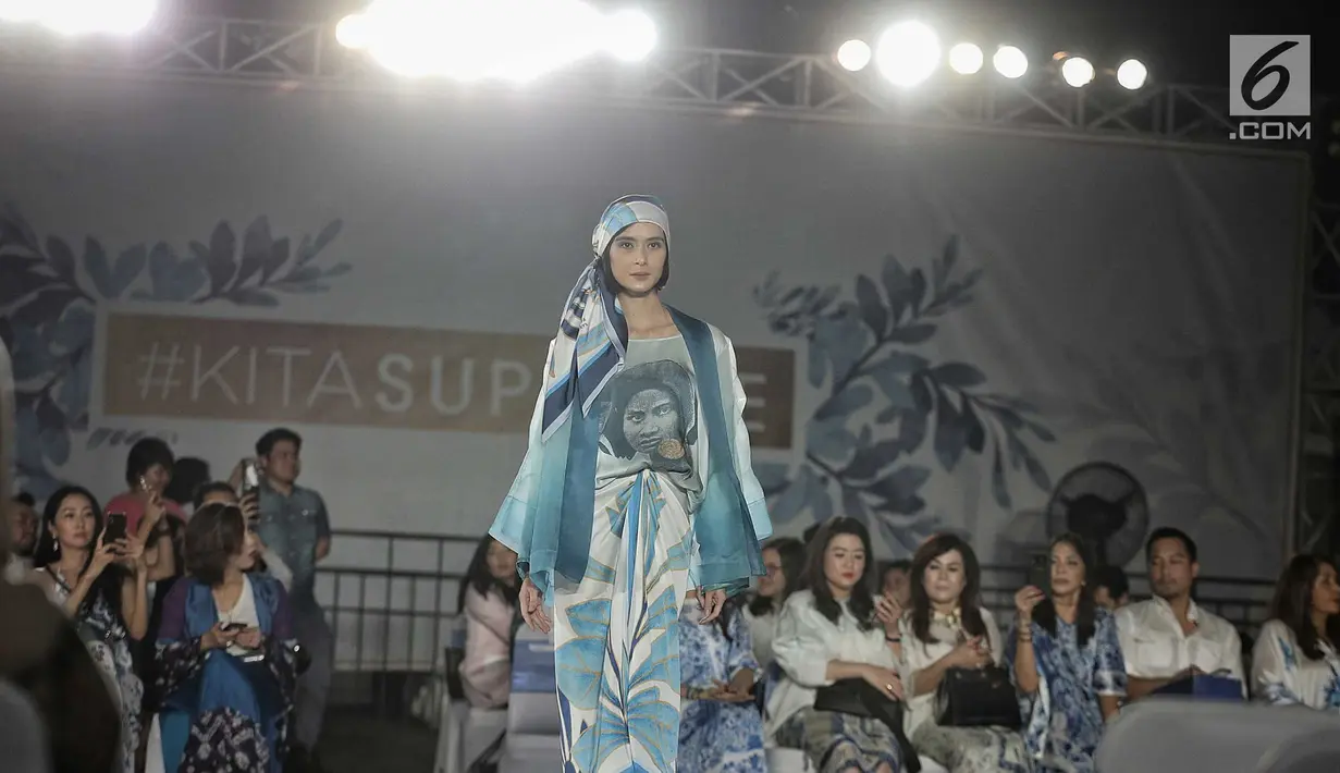 Model memeragakan busana rancangan desainer Ghea Panggabean dalam acara budaya perempuan Supreme Indonesia di Silang Monas, Jakarta, Selasa (31/7). Sebanyak 25 koleksi rancangan Ghea ditampilkan dalam acara tersebut. (Liputan6.com/Faizal Fanani)