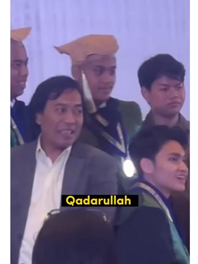 6 Potret Komeng Dampingi Anak dan Putra Sulung Arie Untung Wisuda Kelulusan SMA