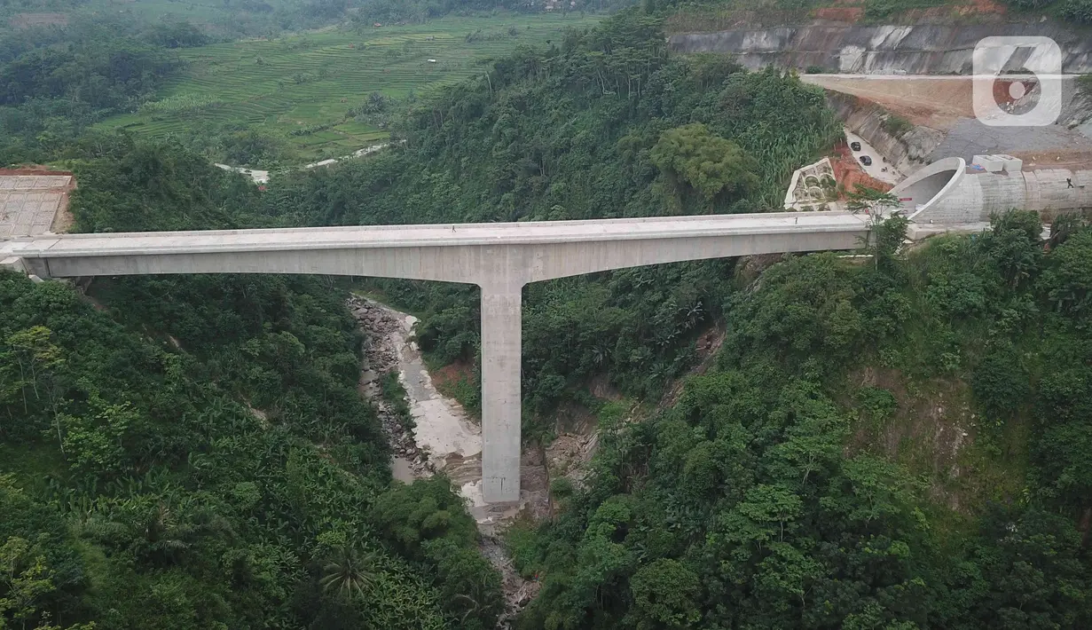 Suasana proyek Tunnel 6 Kereta Cepat Jakarta Bandung sepanjang panjang 4.478 meter atau 4,4 kilometer yang berlokasi di kawasan Cikalong Wetan, Depok, Purwaarta, Kamis (27/1/2022). (Liputan6.com/Herman Zakharia)