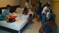 Polisi menggeladah kamar hotel di Pekanbaru yang diduga digunakan belasan remaja untuk pesta narkoba. (Liputan6.com/M Syukur)
