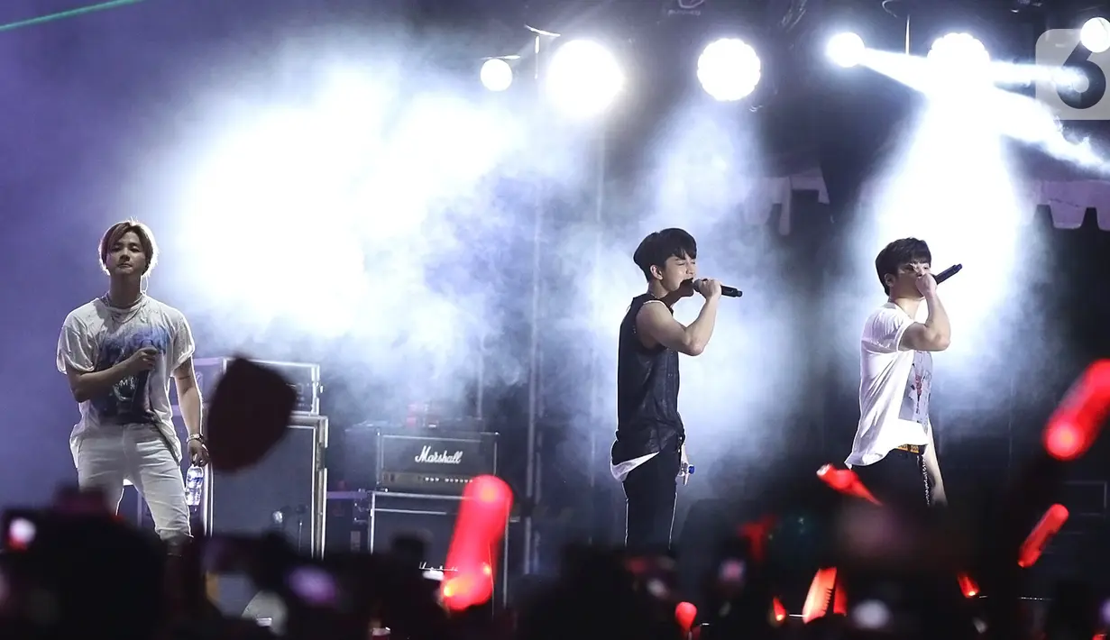 Penampilan boyband Korea, iKON pada festival musik GUDFEST 2019 hari pertama di Helipad Parking Ground, Senayan, Sabtu (2/11/2019). iKon tampil energik selama 40 menit dengan membawakan lagu-lagu hits milik mereka. (Fimela.com/Bambang E. Ros)