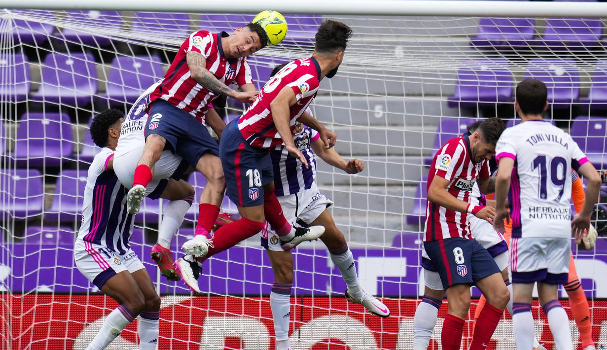 Pemain Atletico Madrid, Jose Gimenez, menyundul bola saat melawan Real Valladolid pada laga Liga Spanyol di Stadion Jose Zorrilla, Sabtu (22/5/2021). Atletico Madrid menang dengan skor 2-1. (AP/Manu Fernandez)