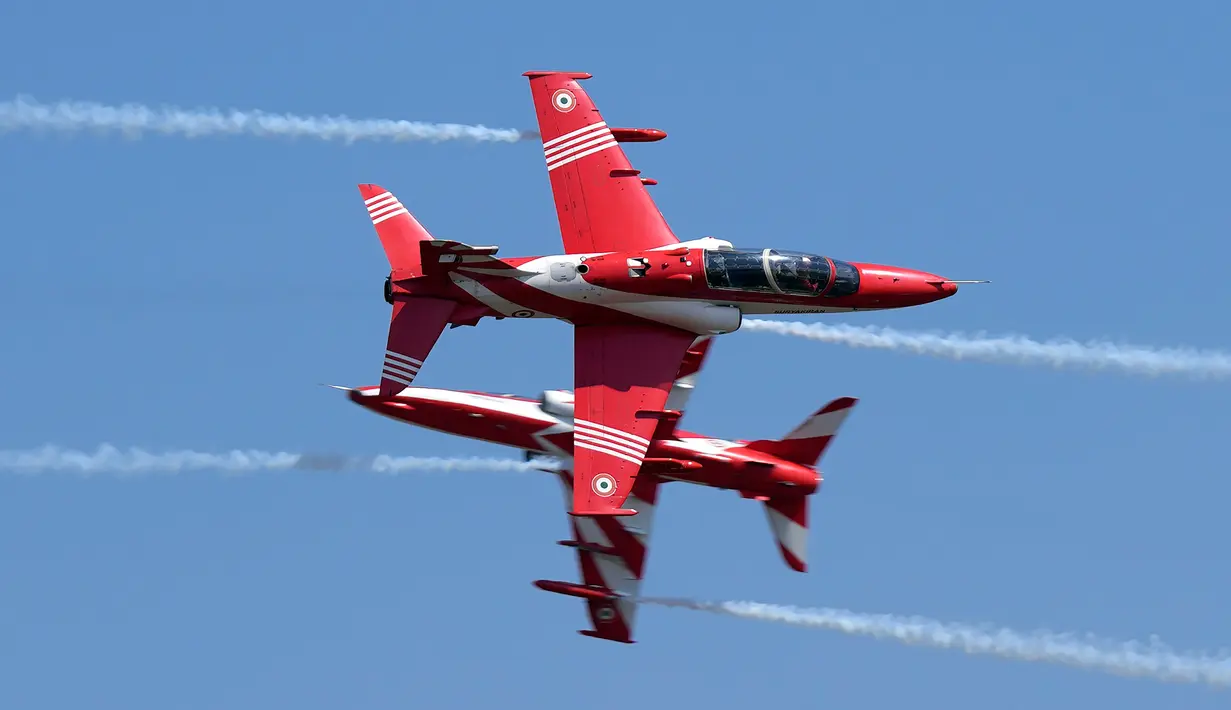 Tim aerobatik Angkatan Udara India, Suryakiran, melakukan manuver pada hari pertama Aero India 2023 di pangkalan udara Yelahanka, Bengaluru, India, 13 Februari 2023. Aero India adalah acara dua tahunan dengan demonstrasi terbang oleh tim stunt dan militer serta komersial paviliun tempat perusahaan penerbangan memamerkan produk dan teknologinya. (AP Photo/Aijaz Rahi)